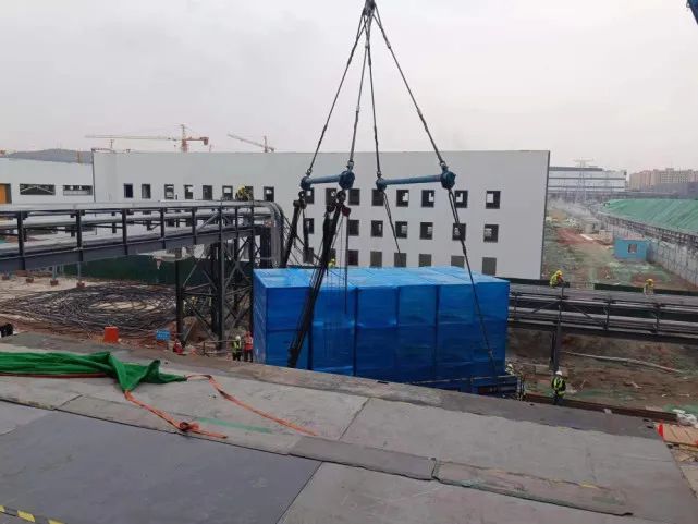 首臺設備搬入 綿陽惠科顯示模組生產線項目加快建設