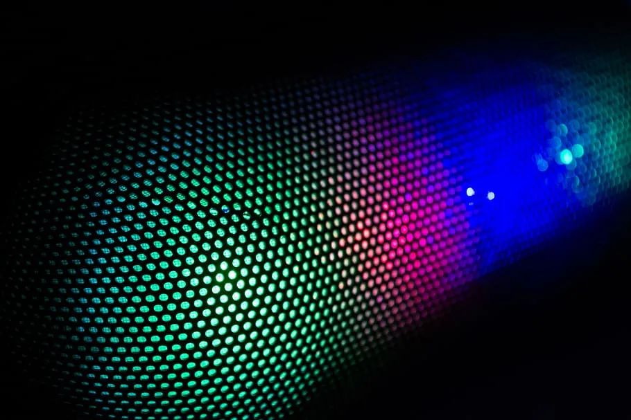 機(jī)構(gòu)預(yù)估今年OLED面板在智能手機(jī)市場滲透率將超過五成