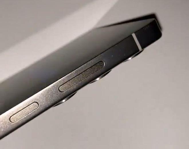 三星 Galaxy S25 Ultra 手機真機首曝：邊角更圓潤、邊框更窄