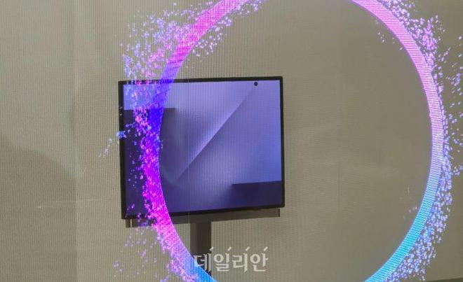 ȫ׿(ni)ۯB֙C(j)չʾ Galaxy Z TriFold